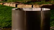 Überlaufender Brunnen im historischen Garten Andernach